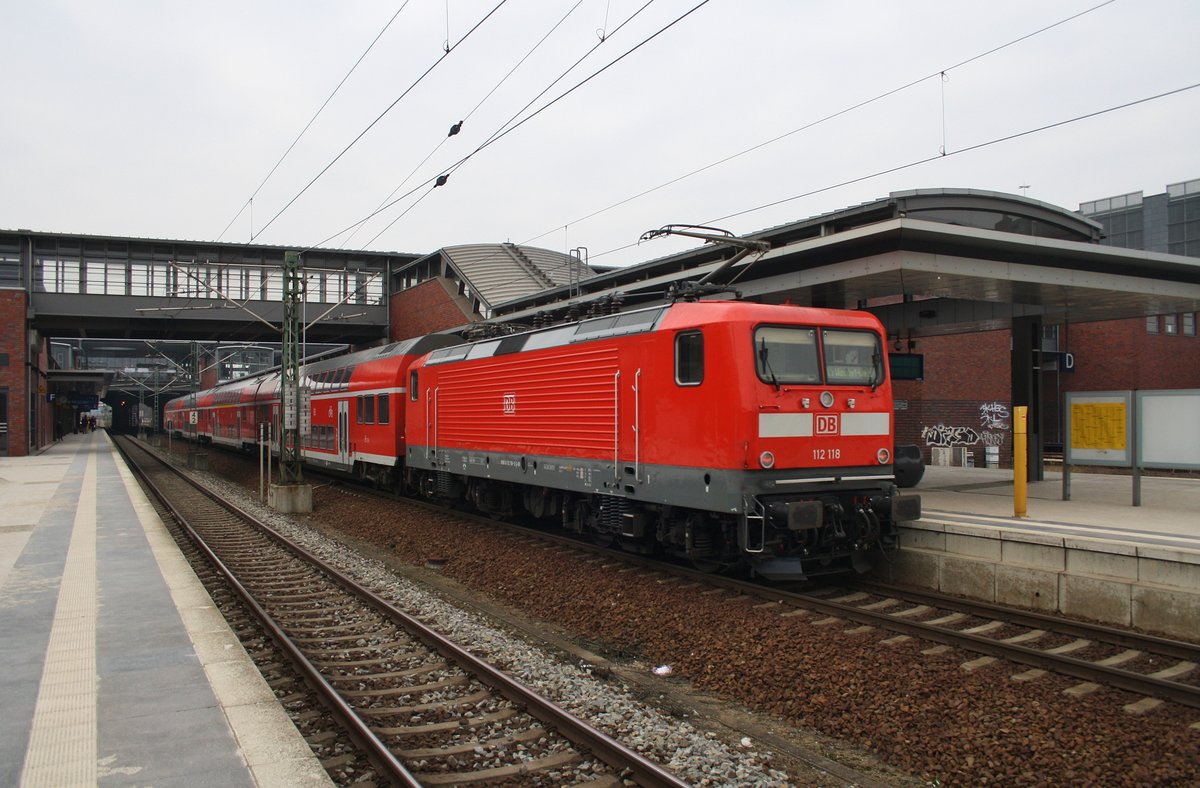 112 118 drückt am Nachmittag des 12.2.2017 den RE5 (RE3511) von Stralsund Hauptbahnhof nach Wünsdorf-Waldstadt in den Bahnhof Berlin Gesundbrunnen.