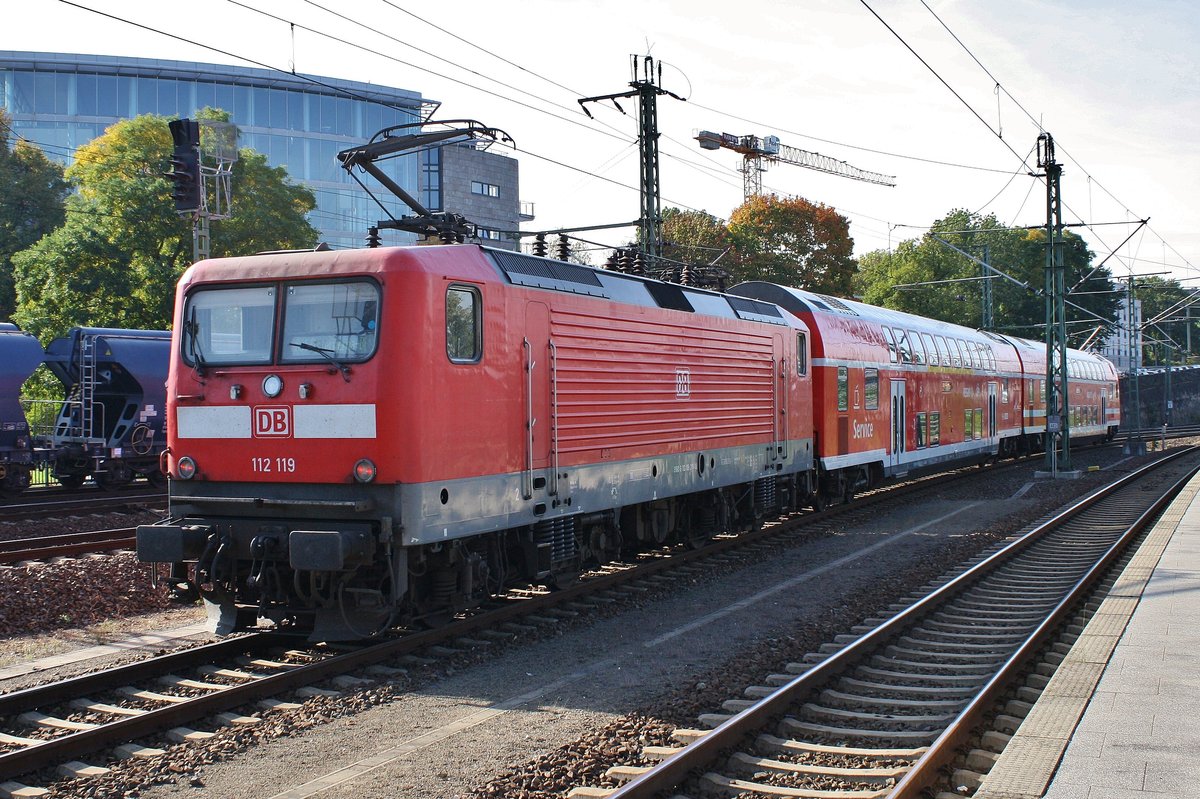 112 119 schiebt am 30.9.2017 die RB31 (RB18326) von Dresden Hauptbahnhof nach Elsterwerda-Biehla aus dem Startbahnhof.