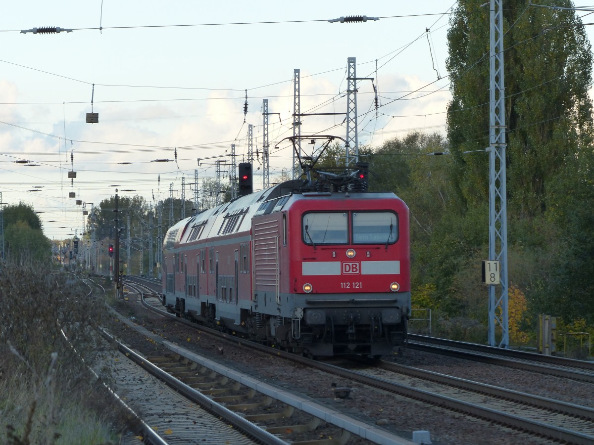112 121 als RB nach Berlin-Sdkreuz am 18.10.2013 durch Berlin-Karow.