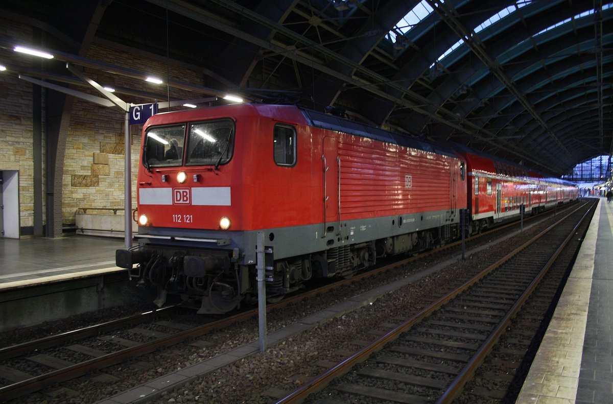 112 121 steht am Abend des 10.3.2017 mit dem RE1 (RE3125) von Magdeburg Hauptbahnhof nach Frankfurt(Oder) im Berliner Ostbahnhof.