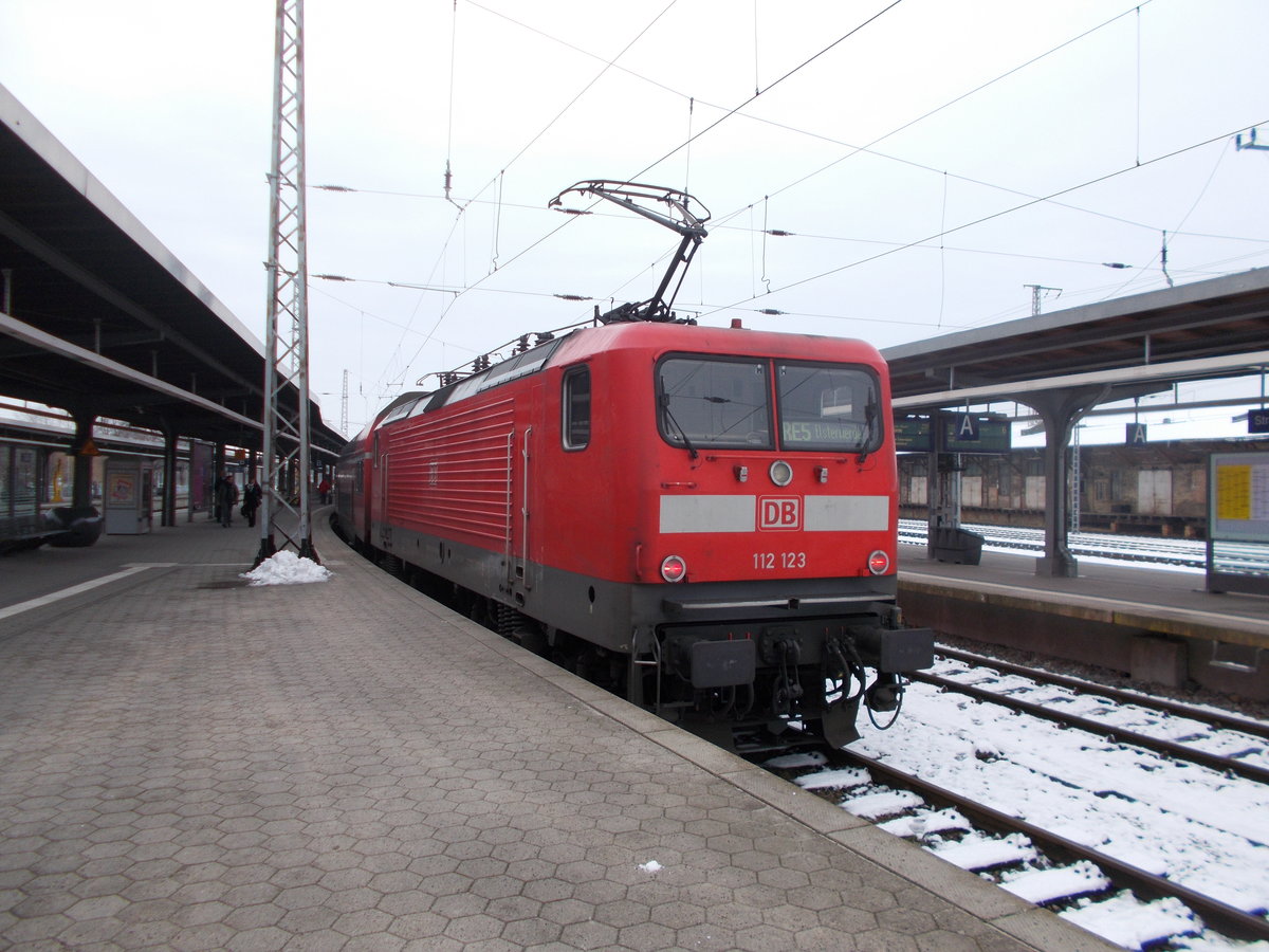 112 123 vor der Rückfahrt nach Elsterwerda,am 22.Januar 2018,im Stralsunder Hbf.