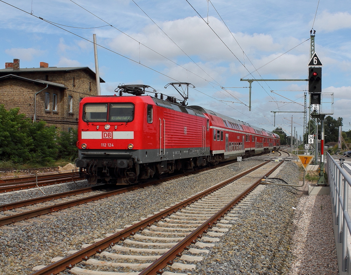 112 124 mit dem RE 4361 auf der RE 5 von Rostock Hbf nach Lutherstadt Wittenberg bei der Durchfahrt in Nassennheide am 09.08.2013.