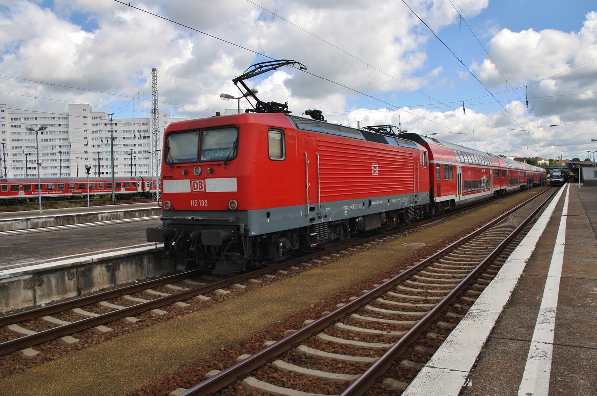 112 133 schiebt am 6.8.2017 den RE3 (RE3346) von Berlin Hauptbahnhof (tief) nach Schwedt(Oder) in den Bahnhof Berlin Lichtenberg.