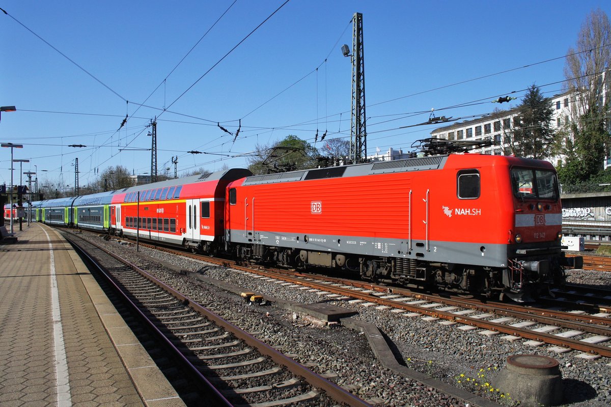 112 142 erreicht mit einem RE7 (RE21075) aus Flensburg das Ziel der Fahrt, Hamburg Hbf. (21.4.2016)