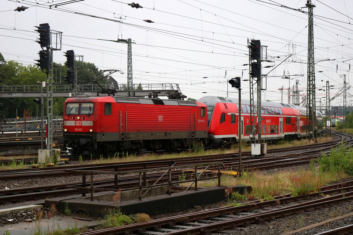112 142 mit Schublok 112 125-0 als RE 21023 (RE70) von Kiel Hbf erreicht seinen Endbahnhof Hamburg-Altona. [29.7.2017 - 15:31 Uhr]