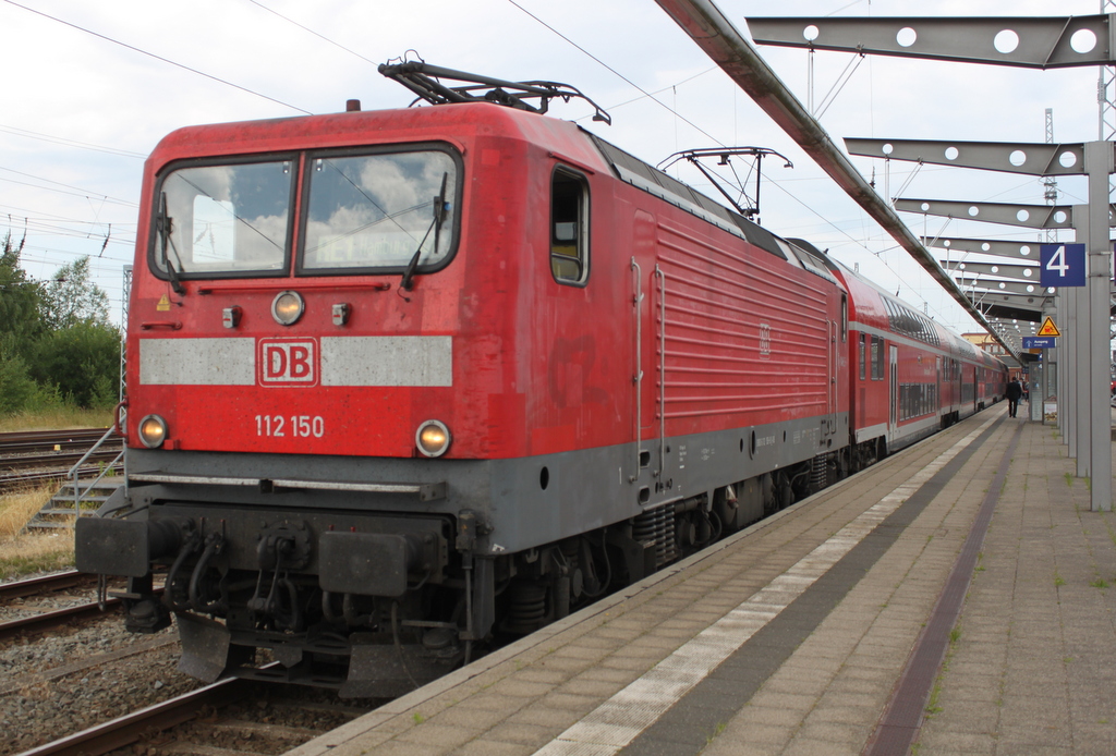 112 150-8(NAH.SH)mit RE 4310 von Rostock Hbf nach Hamburg Hbf kurz vor der Ausfahrt im Rostocker Hbf.13.07.2018