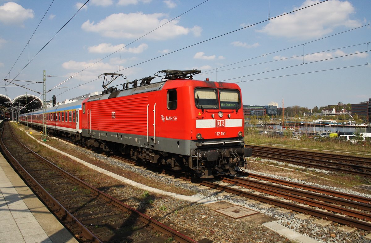 112 151 macht sich am 2.5.2016 mit der RB77 (RB21127) von Kiel Hauptbahnhof nach Neumünster auf den Weg.