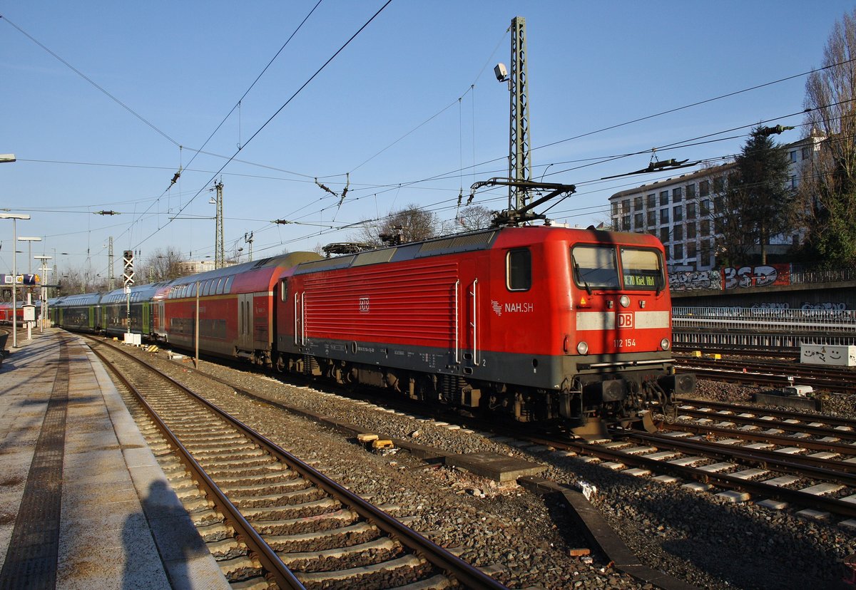 112 154 drückt am 28.1.2017 den RE70 (RE21012) nach Kiel Hauptbahnhof aus dem Hamburger Hauptbahnhof.