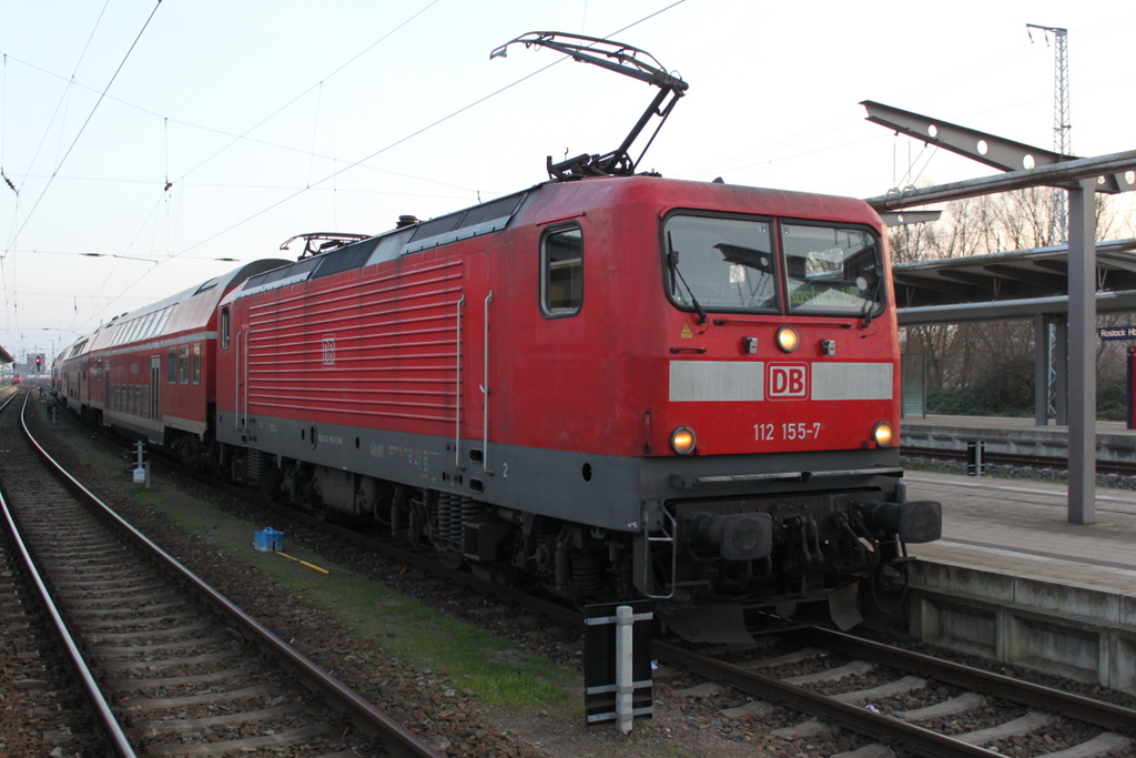 112 155-7 mit RE 4358(Elsterwerda-Rostock)kurz nach der Ankunft im Rostocker Hbf.30.12.2015