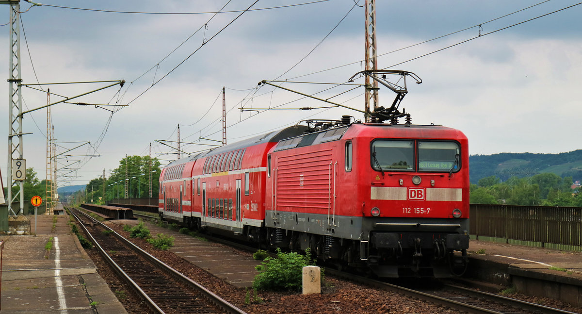 112 155-7 schiebt ihre zwei Dosto-Wagen als RB31 nach Coswig (b Dresden). (02.06.2018)