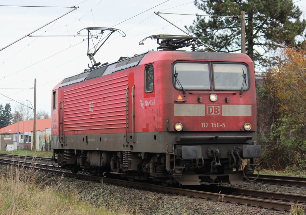 112 156-5 am 20.11.17 in Neumünster einfahrend. Wenig später fuhr die Lok wieder solo zurück nach Kiel.