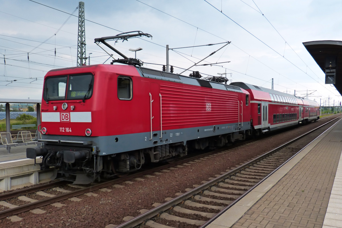 112 164 mit RB nach Falkenberg im Bahnhof Bitterfeld 13.06.2016