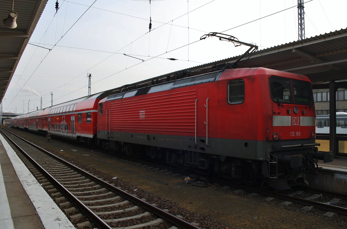 112 165 wartet am 11.2.2017 mit dem RE3 (RE3344) von Berlin Hauptbahnhof (tief) nach Schwedt(Oder) in Berlin Lichtenberg.