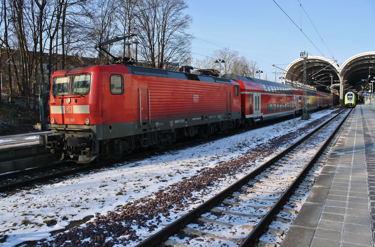112 168 schiebt am 3.3.2018 den RE70 (RE21020) von Hamburg Hauptbahnhof in den Kieler Hauptbahnhof. 