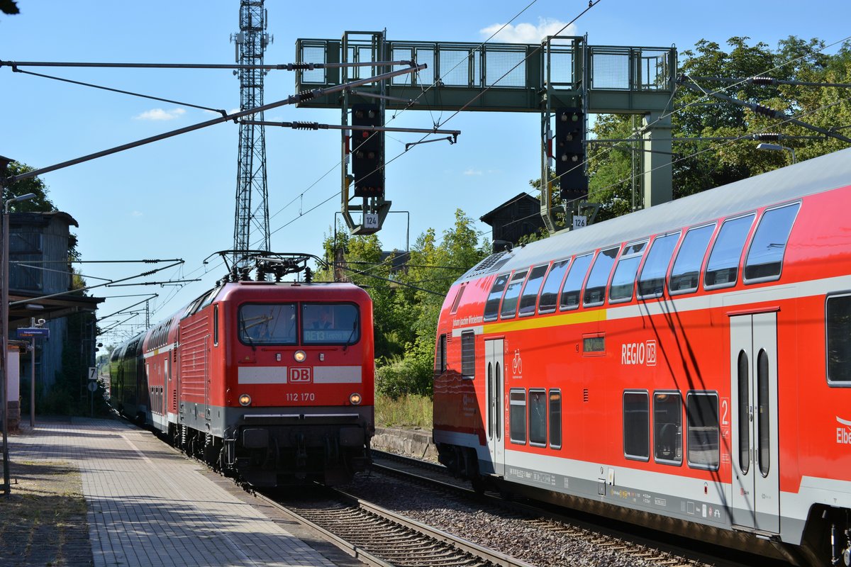 112 170 kommt mit dem RE13 nach Leipzig durch Güterglück gefahren. Bis 2004 war Güterglück ein Kreuzungsbahnhof. Mit der Stillgelegung der Kanonenbahn verflog der Glanz. Heute ist Güterglück nur noch halt für die RB42.

Güterglück 20.07.2016