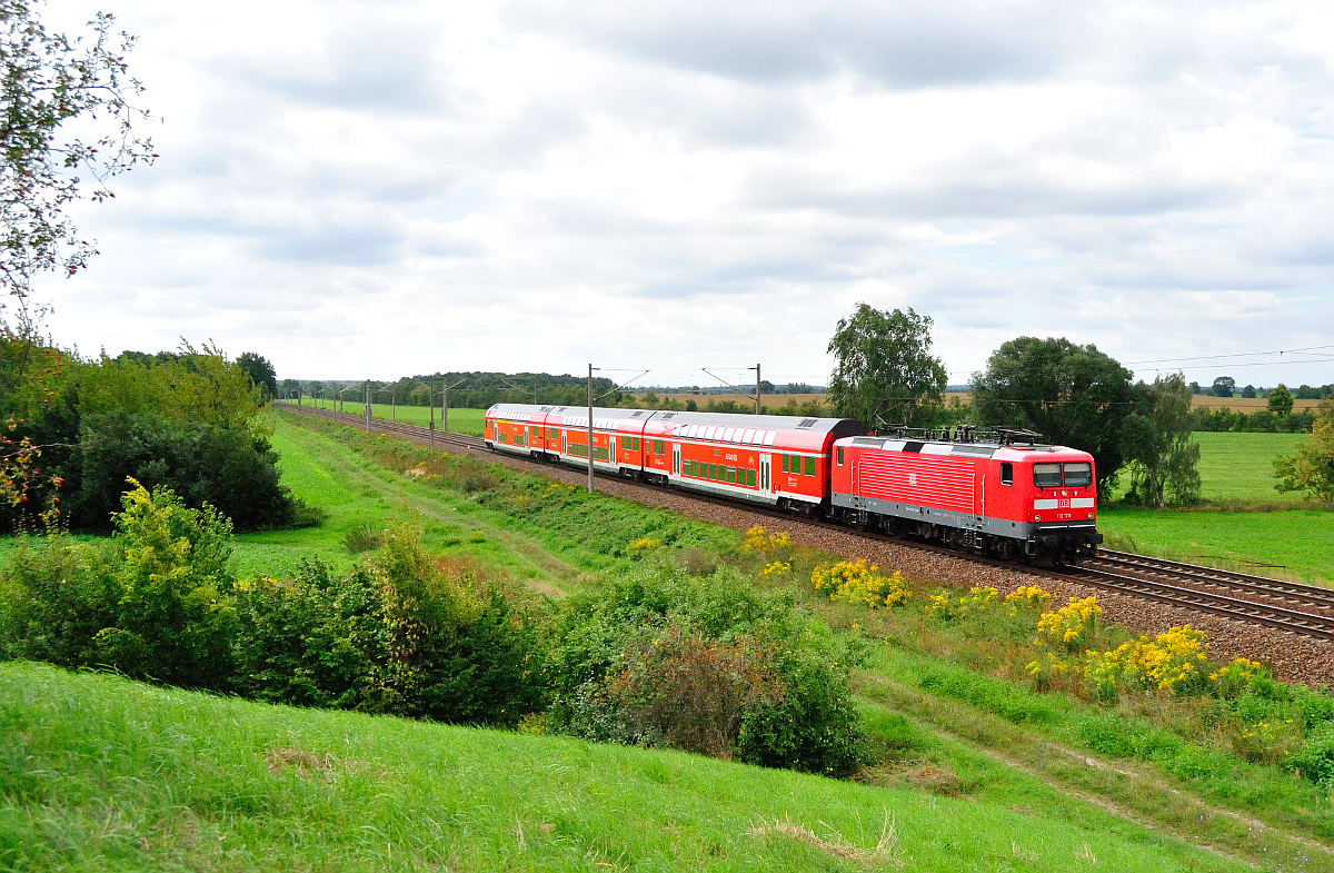 112 170 mit RE 17688 von Leipzig Hbf nach Magdeburg Hbf. Am 21.08.2016 bei Zschortau.
