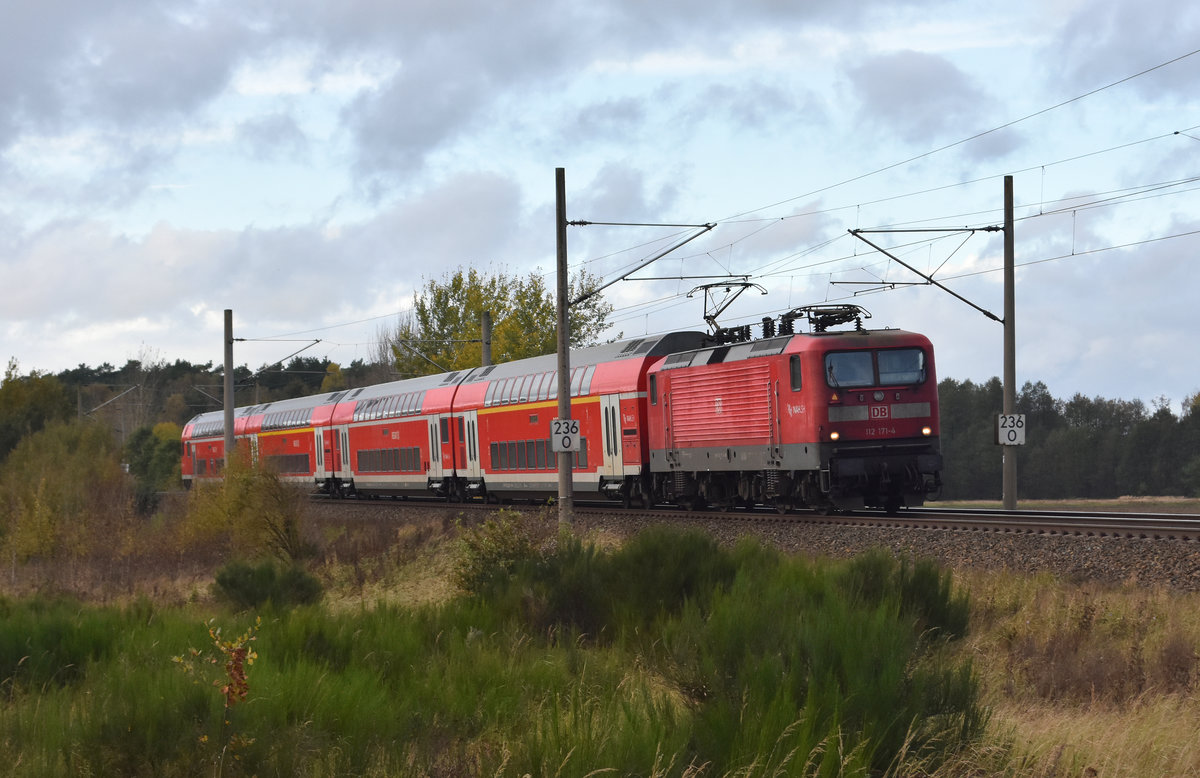 112 171-4 als RE1 der NAH.SH in Richtung Schwerin unterwegs, bei wunderbarem wechselhaften Wetter. 3km östlich von Büchen 25.10.2017