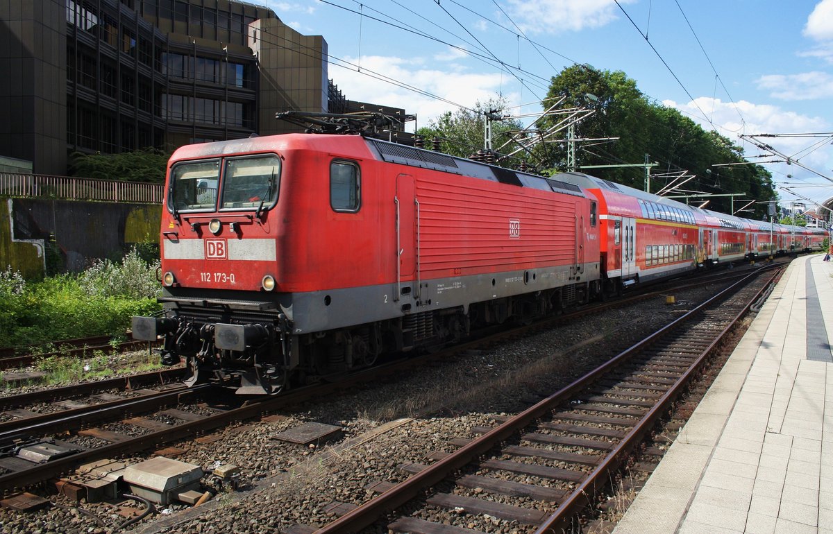 112 173-0 macht sich mit dem RE70 (RE21027) von Kiel Hauptbahnhof nach Hamburg Hauptbahnhof in Kiel auf den Weg. (28.6.2016)