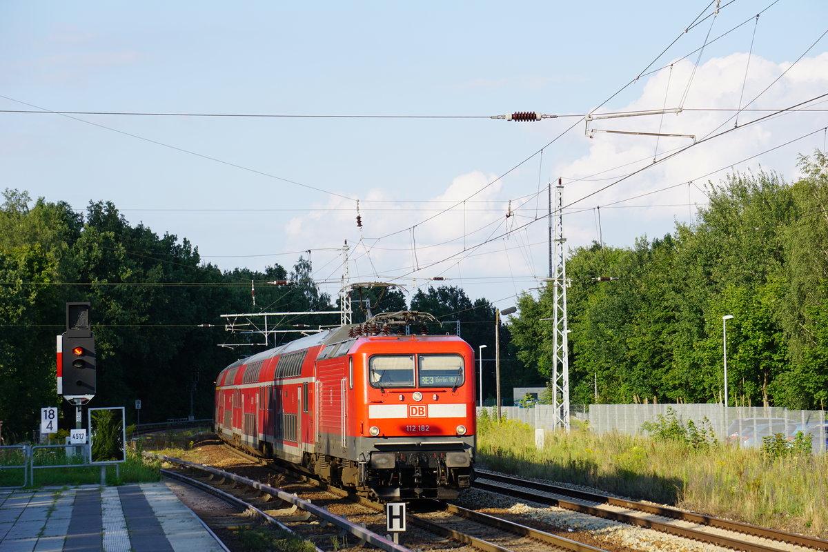 112 182 mit einem RE nach Berlin(Hbf.) am Haken fährt am 14.08.2017 durch Zepernick.