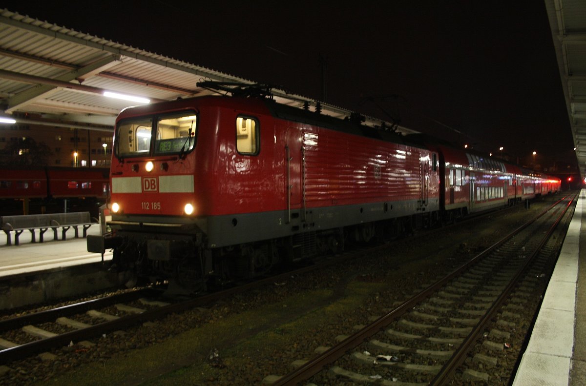 112 185 ist am 12.2.2017 mit dem RE3 (RE3353) von Schwedt(Oder) nach Berlin Hauptbahnhof (tief) unterwegs. Soeben wird ein Halt in Berlin Lichtenberg eingelegt.
