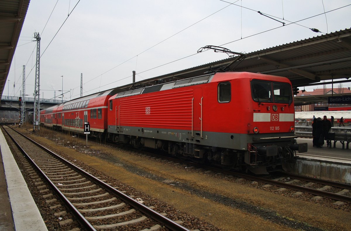 112 185 drückt am 12.2.2017 den RE3 (RE3350) von Berlin Hauptbahnhof (tief) nach Schwedt(Oder) aus dem Bahnhof Berlin Lichtenberg.