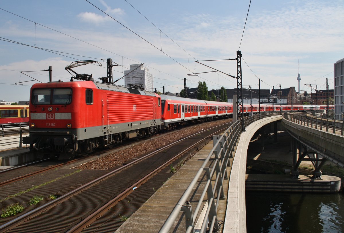112 187 hat am 14.5.2017 mit dem  Cruise Train Berlin  von Warnemünde nach Berlin Ostbahnhof die Bundeshauptstadt erreicht. Soeben befindet sich der Zug auf dem Weg in die Abstellung nach Berlin Grunewald und durchfährt den Berliner Hauptbahnhof.