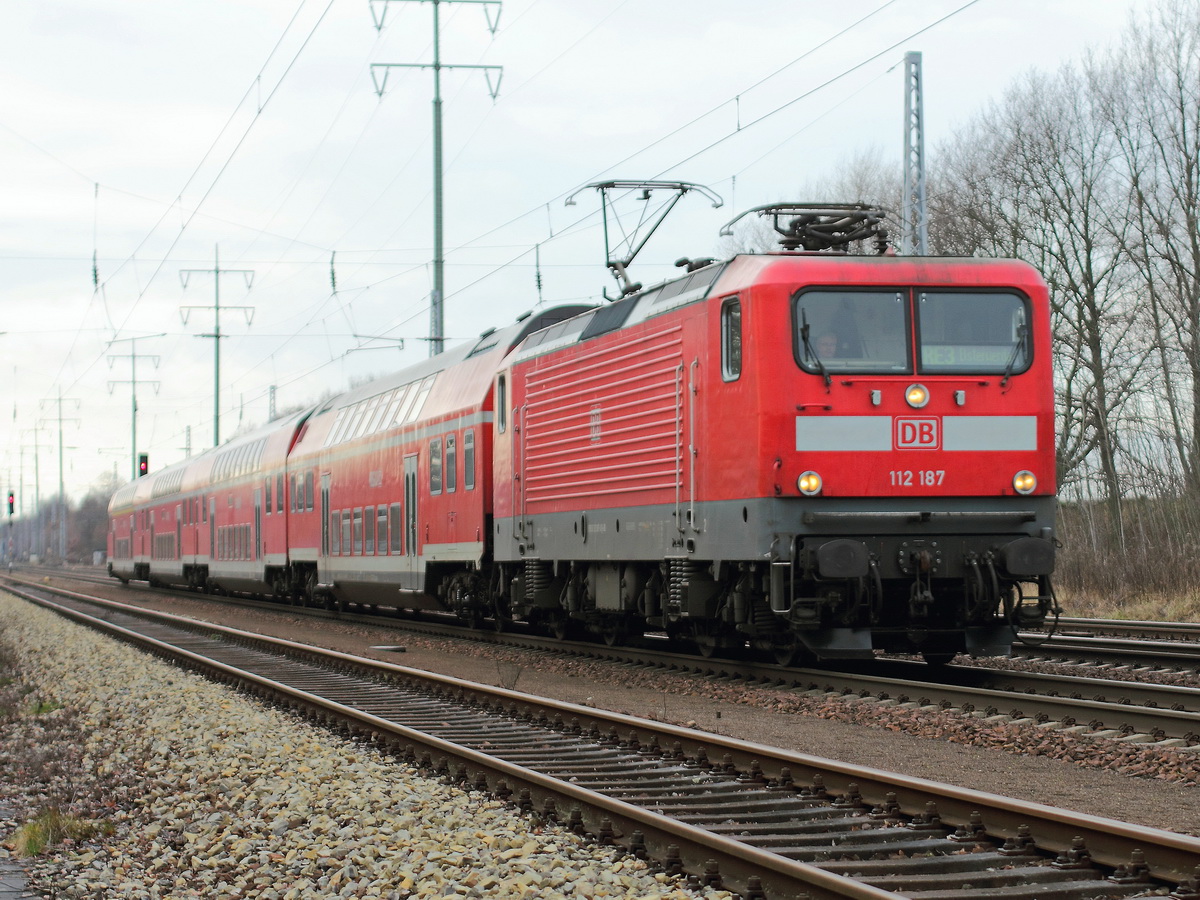 112 187 mit dem RE 3 nach Elsterwerder passiert am 22. Dezember 2013 den Ort Diedersdorf auf den südlichen Berliner Außenring.