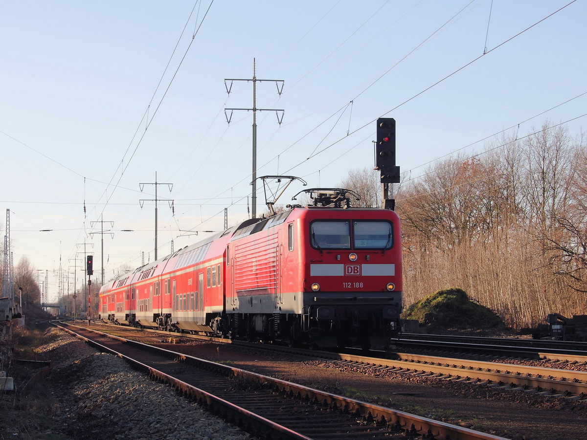 112 188 mit dem RE 3 (RE 18311) nach  Elsterwerda  mit nächstem Halt in Blankenfelde(Teltow-Fläming) am 11. Januar 2014 auf dem südlichen Berliner Außenring bei Diedersdorf.