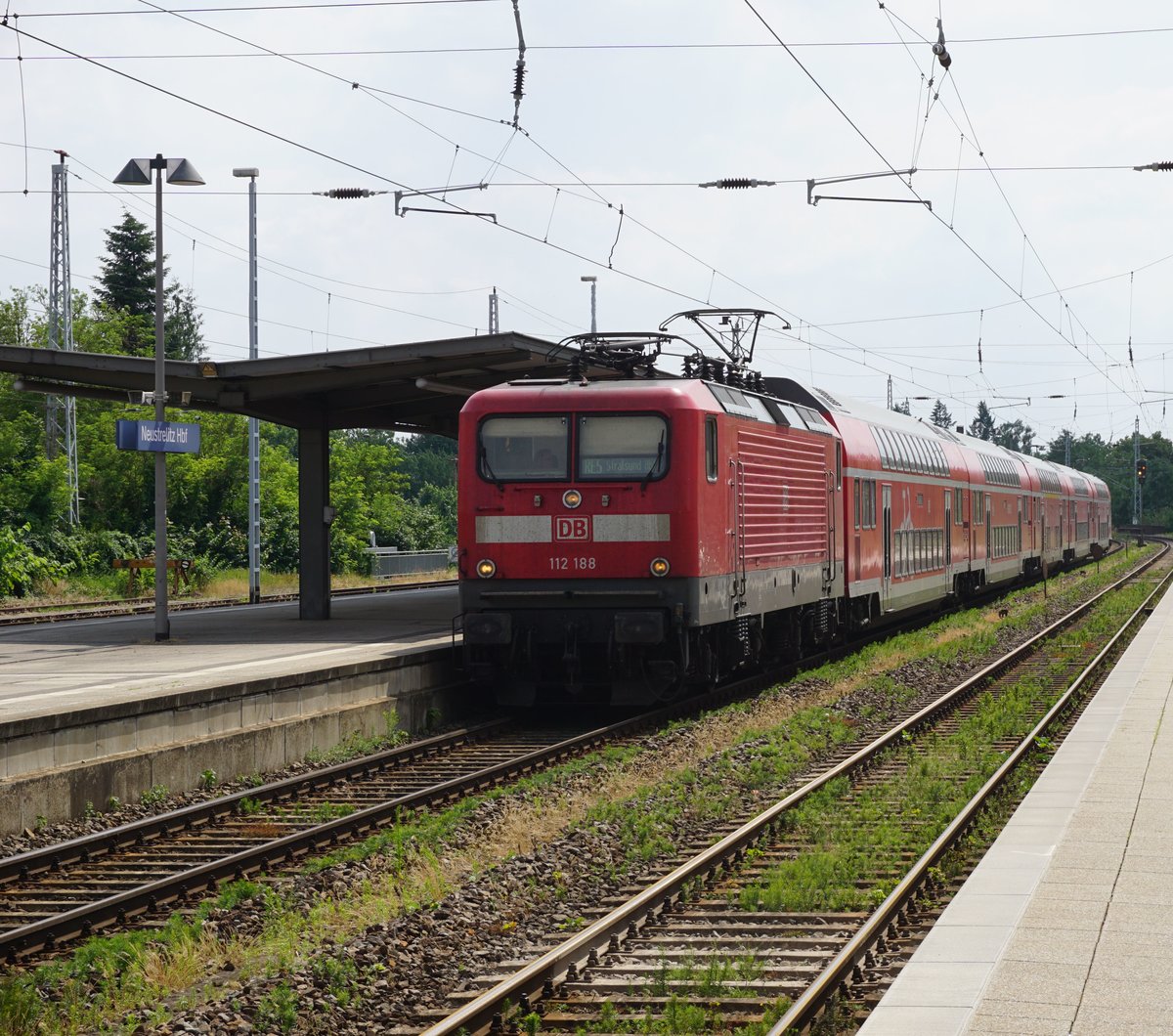 112 188 mit dem RE5 nach Stralsund am Haken am 17.06.2018 in Neustrelitz.
