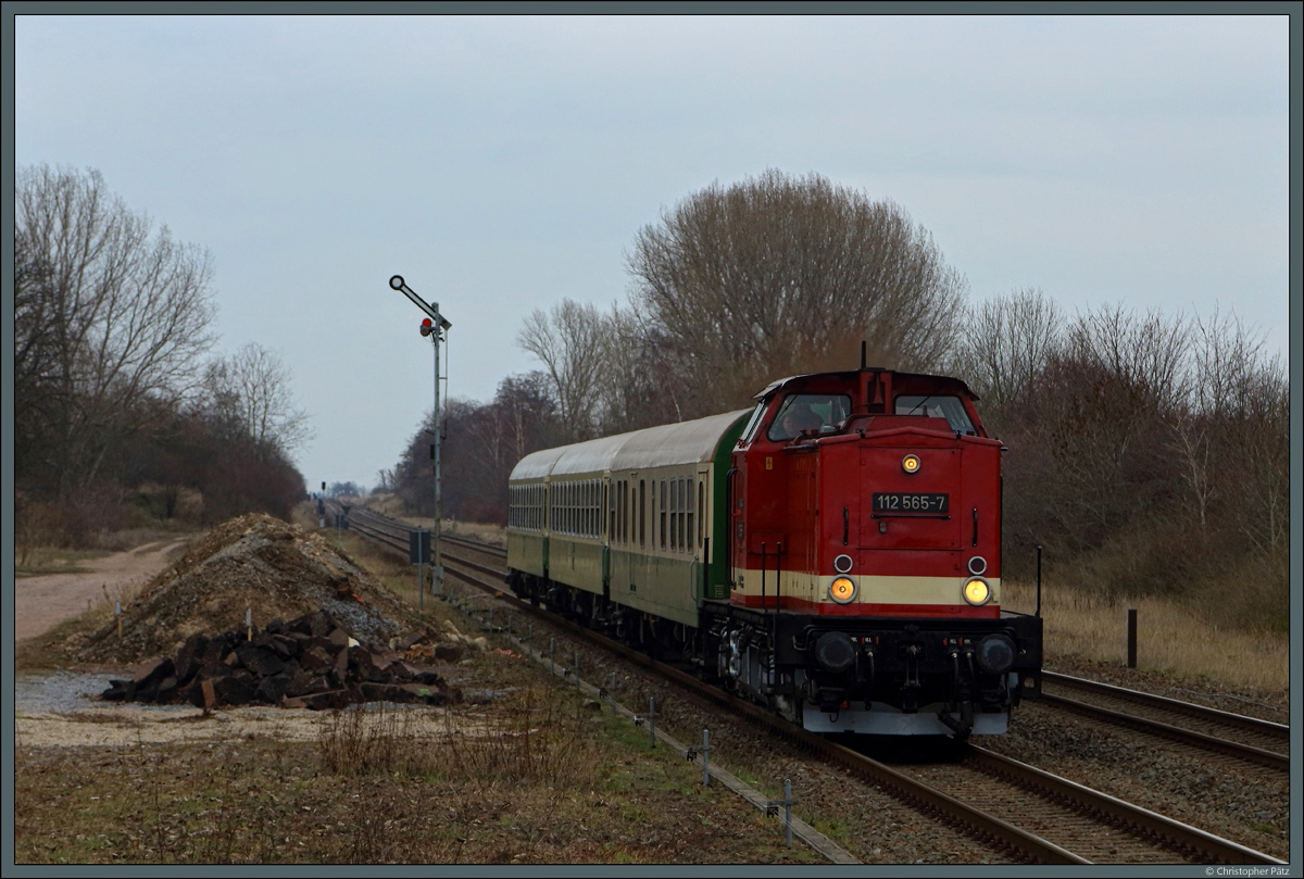 112 565-7 erreicht am 02.03.2019 mit ihrem Sonderzug 74324 Biendorf und passiert dabei die alte Ladestraße und das Blocksignal A. Biendorf war bis 1964 Abzweigbahnhof für die Strecke nach Gerlebogk und ist inzwischen nur noch ein Haltepunkt mit Blockstelle.