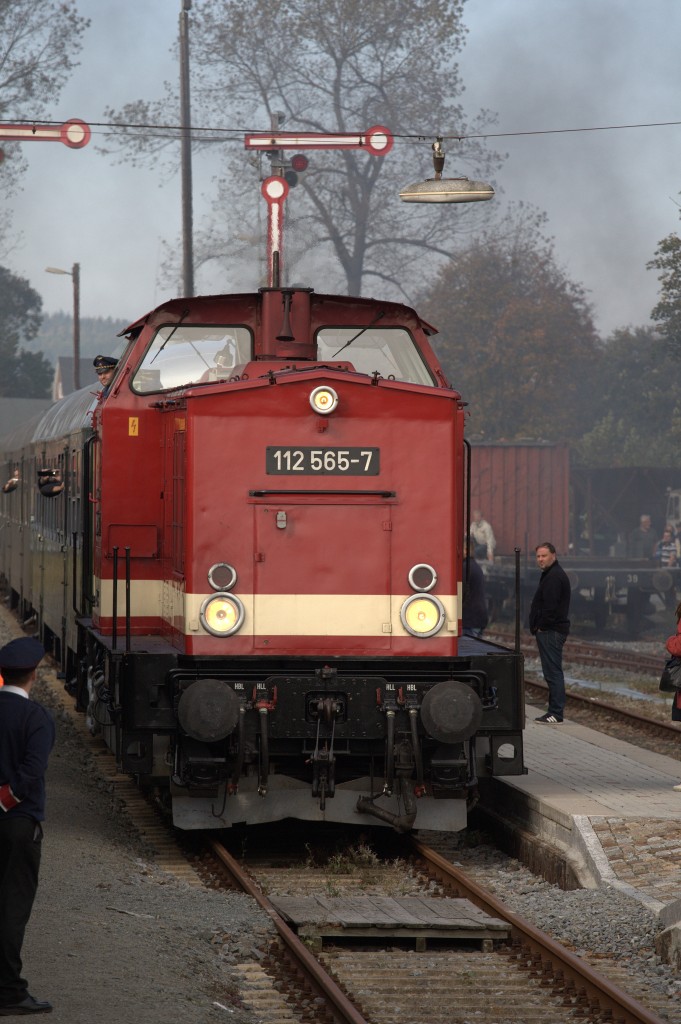 112 565 - 7 mit einem Pendelzug  zum Streckenjubiläum  125 Jahre Eisenbahn Annaberg Bucholz - Schwarzenberg in Schlettau. 04.10.2014 12:22 Uhr.