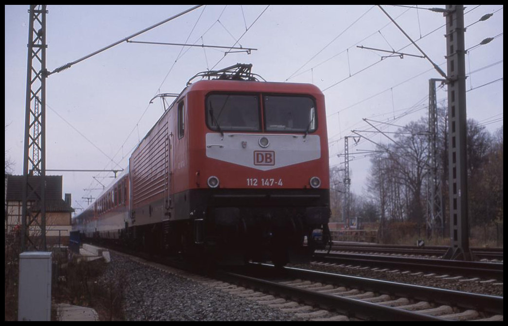 112147 ist hier bei Ludwigslust am 8.11.1998 um 12.57 Uhr mit einem IR in Richtung Wittenberge unterwegs.