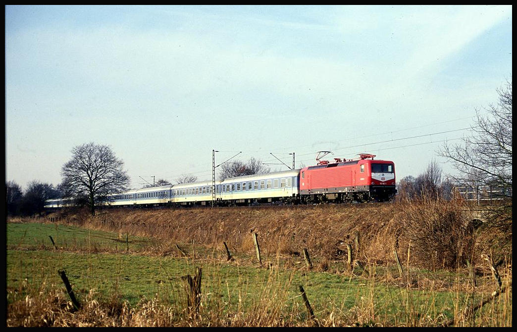 112182 erreicht hier am 11.3.1994 um 9.55 Uhr mit dem D 2335, bestehend aus einer reinen IR Wagen Garnitur, die Landesgrenze von Niedersachsen bei Hasbergen.