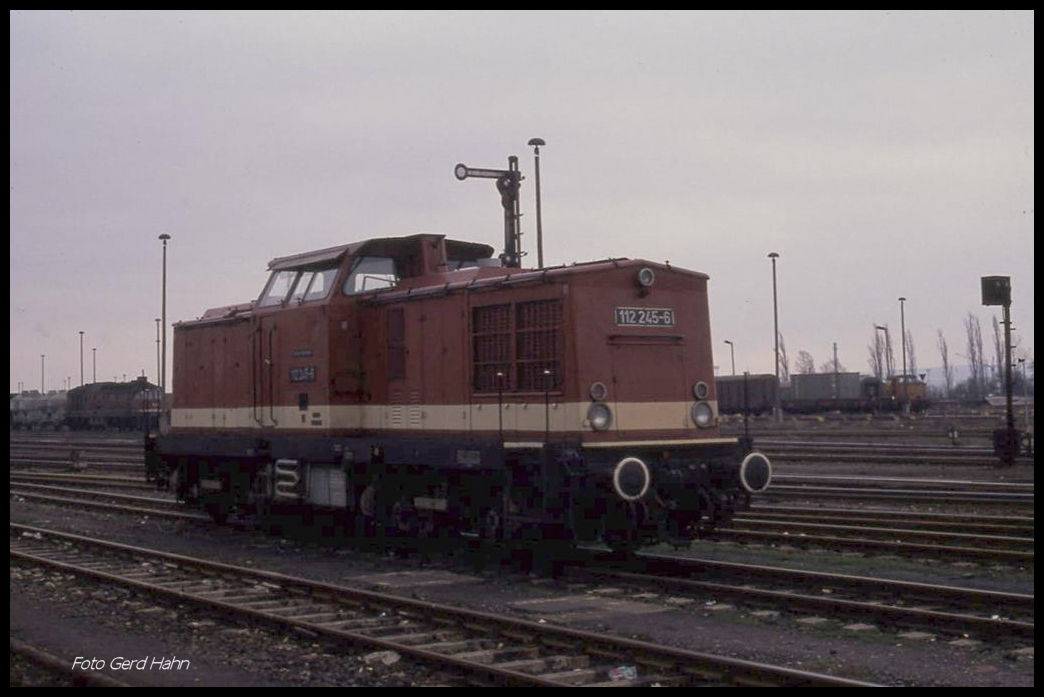 112245 solo am 6.3.1990 im Bahnhof Nordhausen.