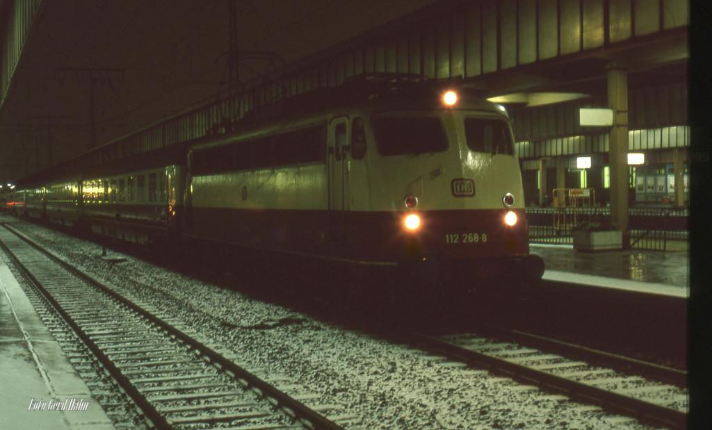 112268 mit IC 520 nach Braunschweig am 22.11.1988 um 18.15 Uhr im Hauptbahnhof Essen.