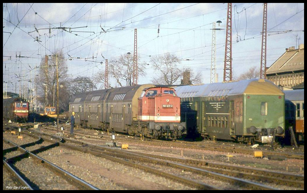 112327 wartet am 30.12.1990 im HBF Magdeburg vor einer Dosto Garnitur auf den nächsten Einsatz.
