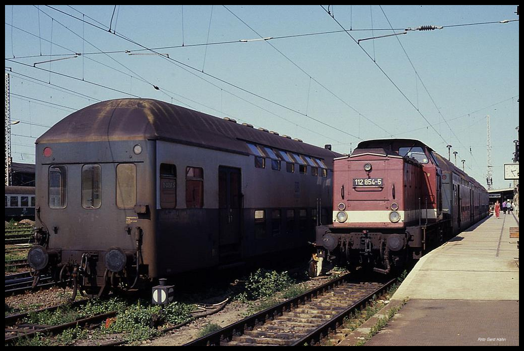 112854 steht hier am 26.8.1990 abfahrbereit mit einem Personenzug nach Marienborn im Hauptbahnhof von Magdeburg.