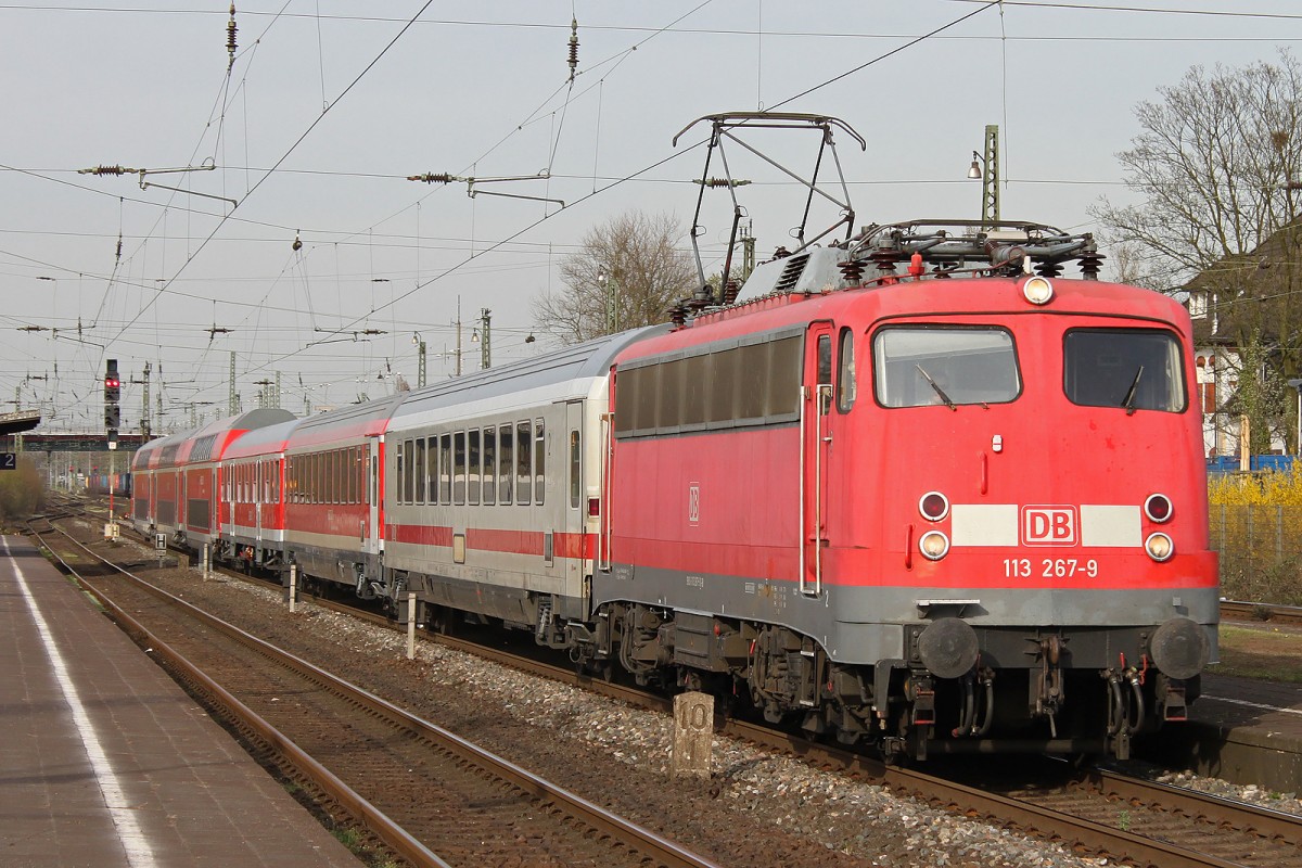 113 267 zog am 17.4.13 einen Pbz durch Duisburg-Rheinhausen.