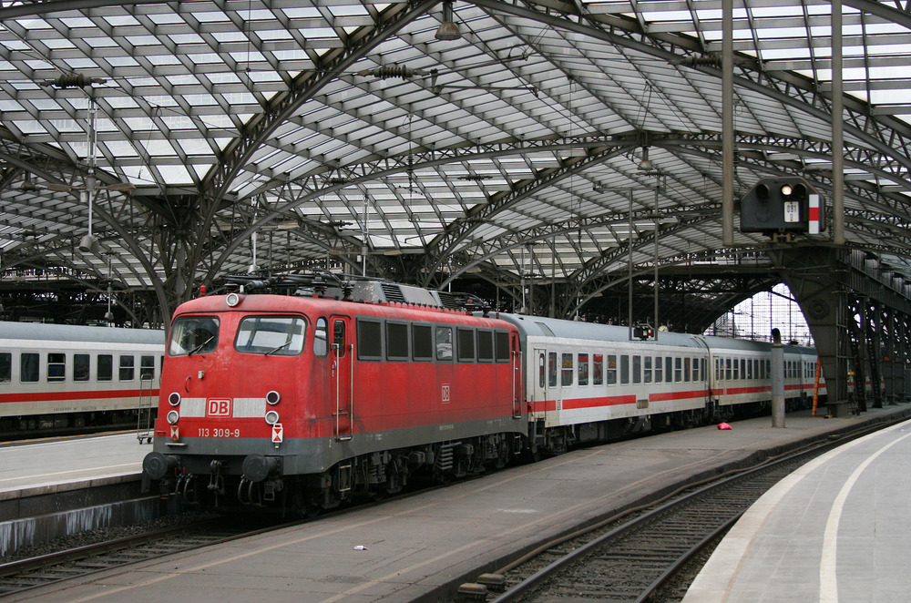 113 309 mit einem Fernverkehrszug am 28. März 2010 im Kölner Hauptbahnhof.