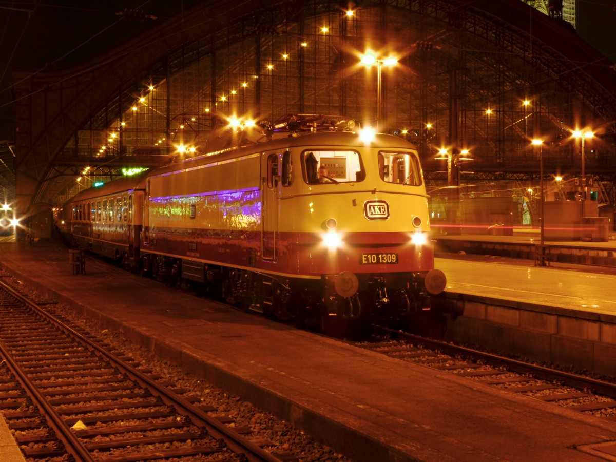 113 309 ist mit ihrem AKE Rheingold aus Papenburg in Köln angekommen. (27.02.2016) 