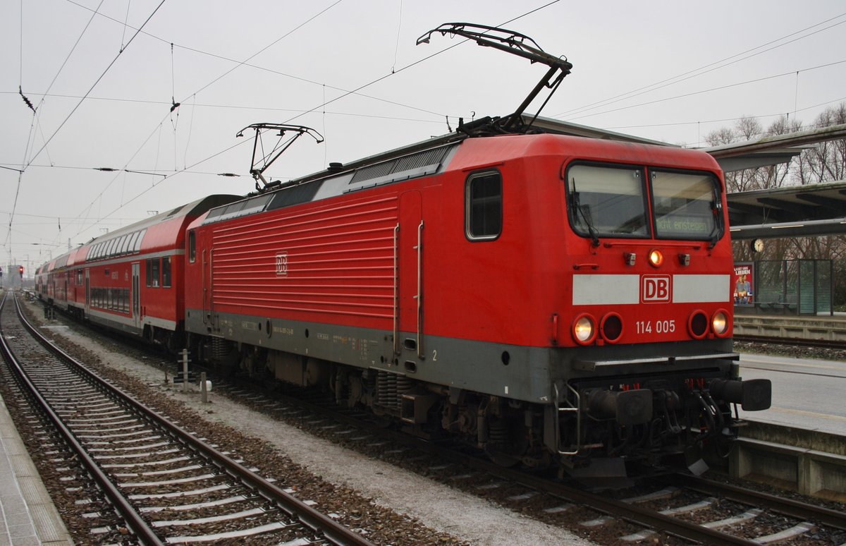 114 005 brachte am 7.1.2017 den RE5 (RE4356) von Wünsdorf-Waldstadt nach Rostock Hauptbahnhof.