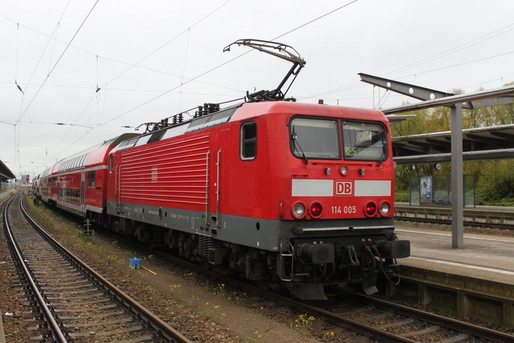 114 005 mit RE 4363(Rostock-Oranienburg)bei der Ausfahrt im Rostocker Hbf.05.05.2017