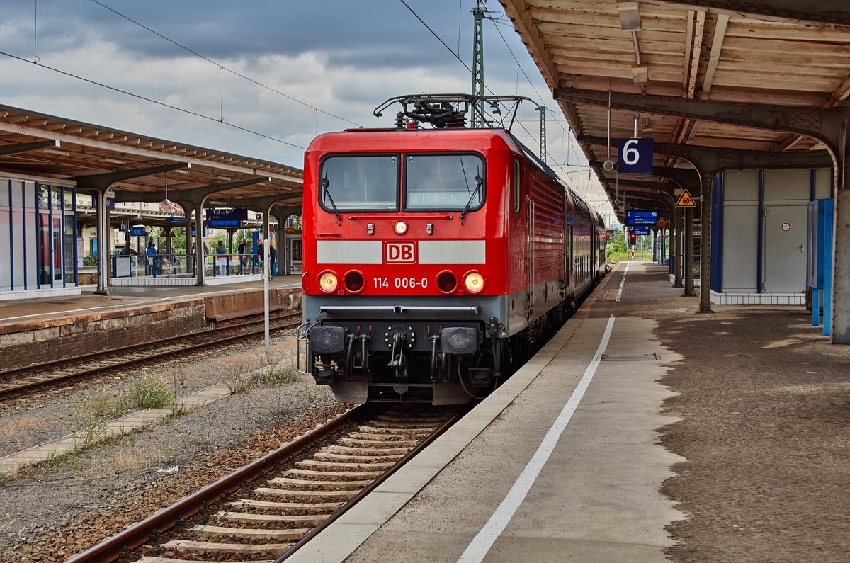 114 006-0 ist als RB 51 in Richtung Lutherstadt-Wittenberg unterwegs gesehen am 14.07.16 im Bhf. von Dessau.