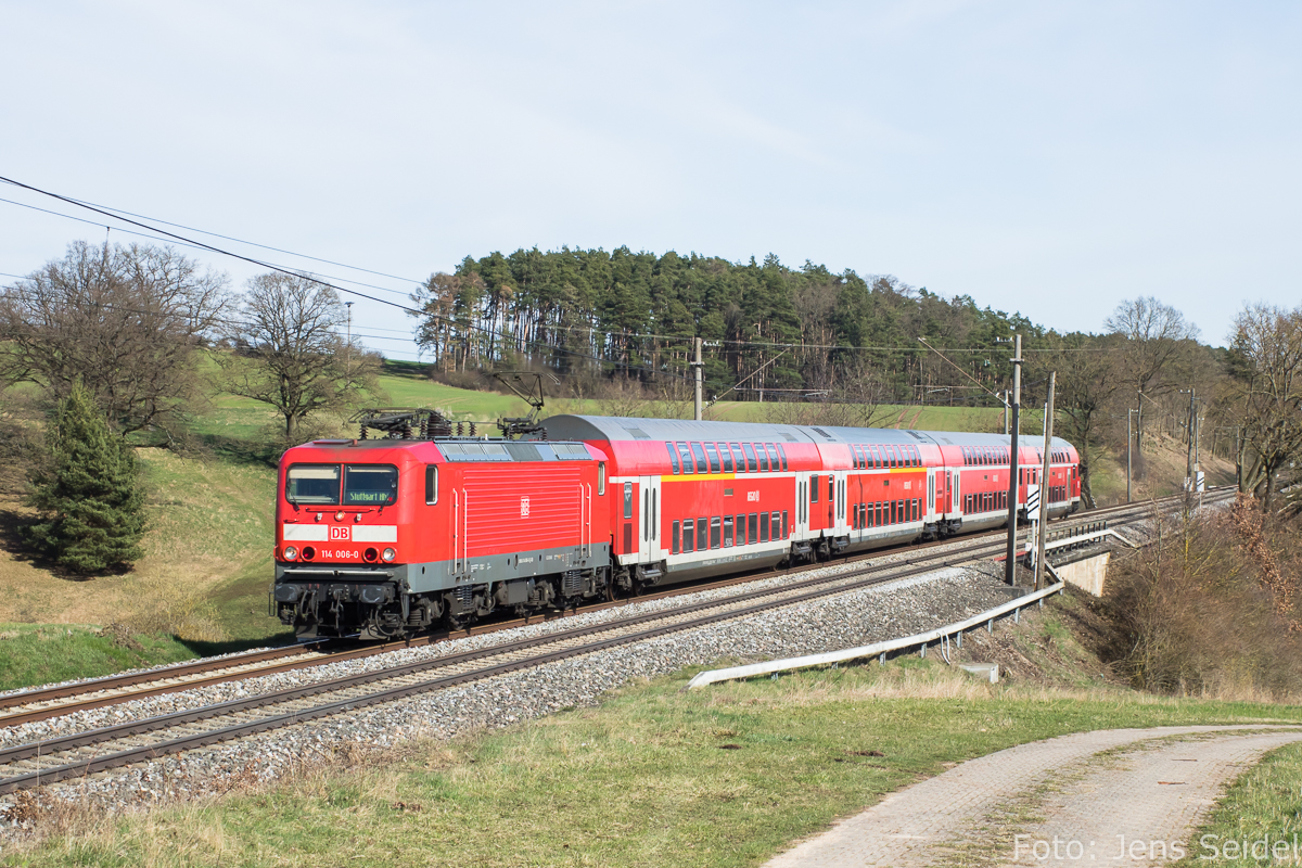114 006 mit RE 19918 Nürnberg-Stuttgart am 25.03.2017 bei Alberndorf in der Nähe von Ansbach.