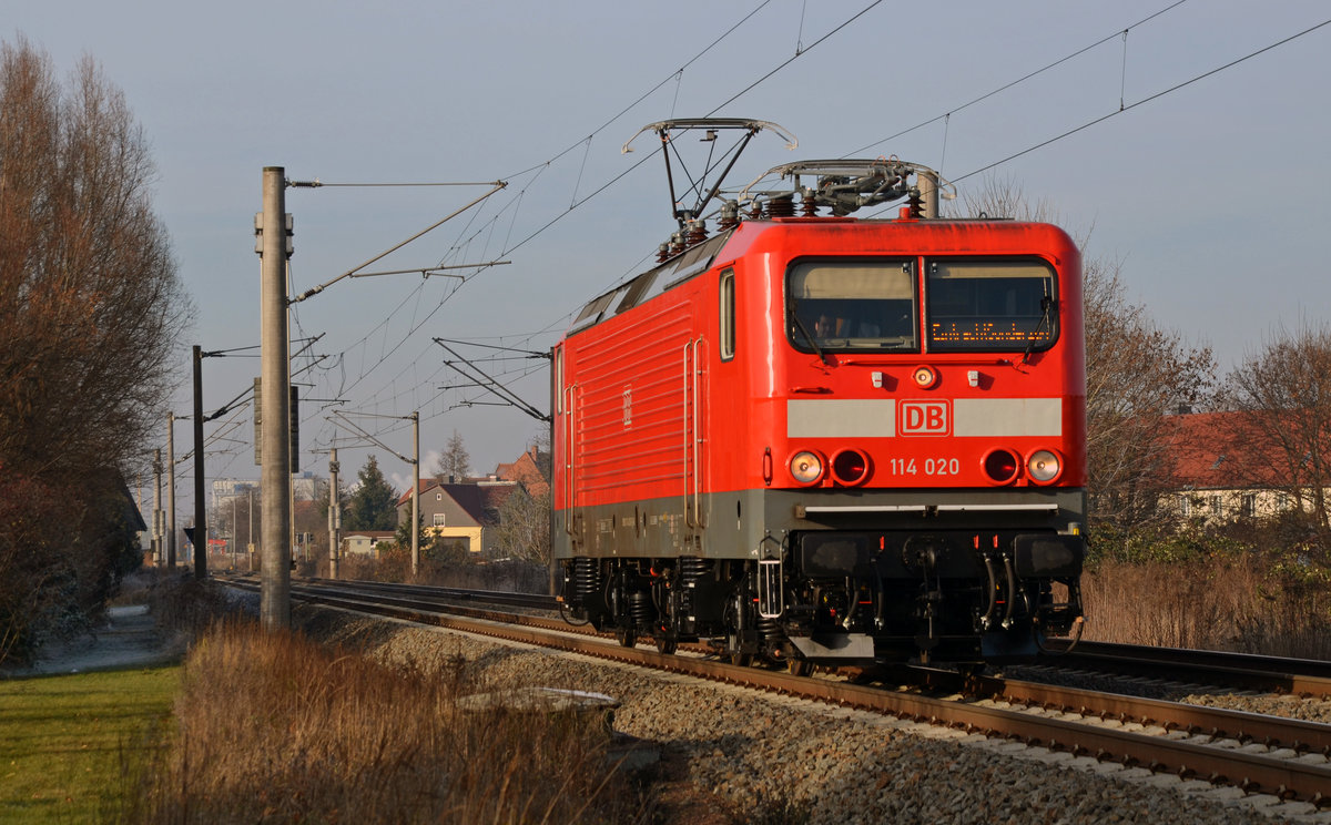 114 020 rollte am 04.12.16 Lz durch Greppin Richtung Bitterfeld. Ob die Lok wirklich wie im ZZA angeschrieben zu Eintracht Frankfurt unterwegs war darf bezweifelt werden.