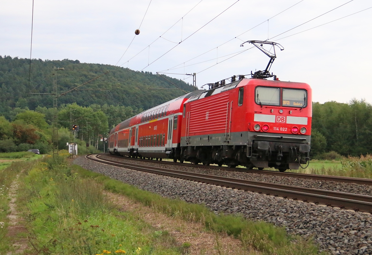 114 022 schiebt RE aus Frankfurt kommend nach Bebra. Aufgenommen am 27.08.2015 zwischen Mecklar und Ludwigsau-Friedlos. 