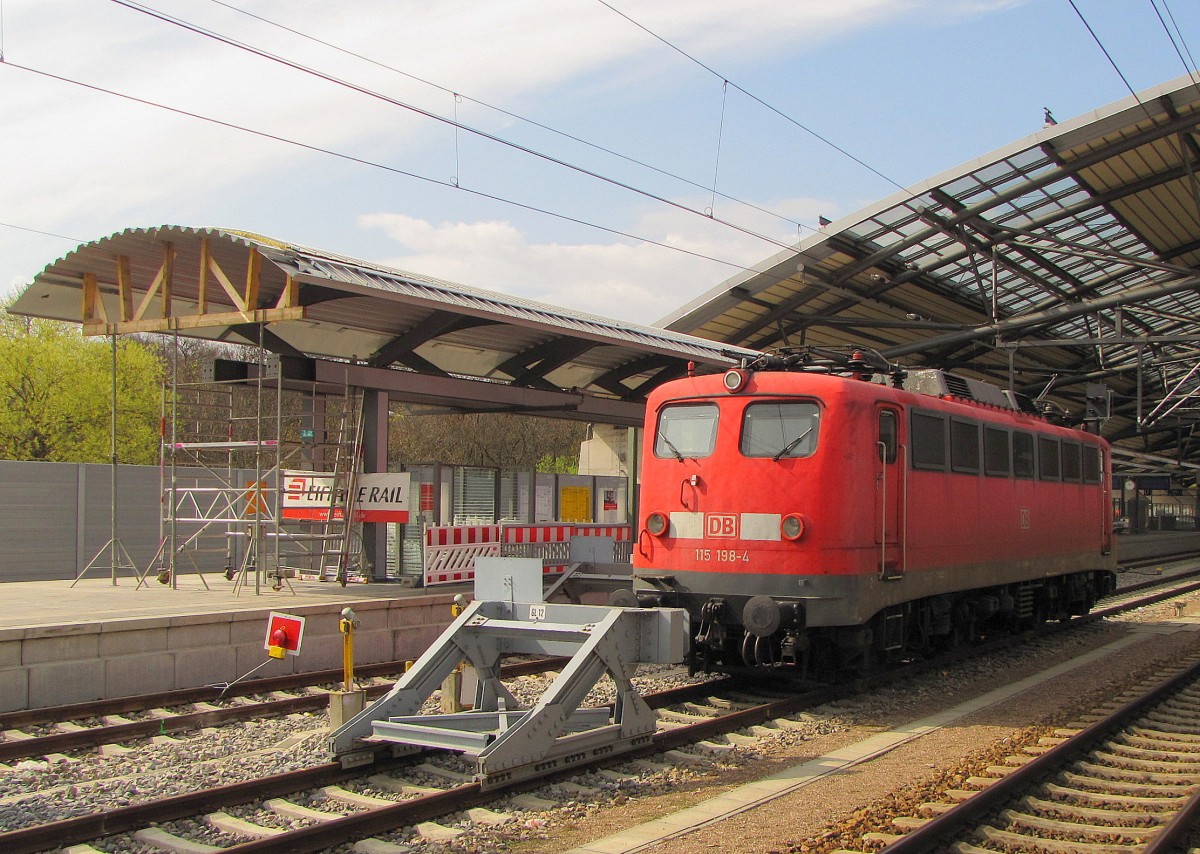 114 022 vor einem Regionalexpre am 12.9.00 im Bhf. Friedrichstrae (Berlin). Interessant ist die Qualitt der Lackierung dieser Lok, die maximal 10 Jahre alt sein drfte. Diese Aufnahme wurde mit einer Digitalkamera Typ Hewlett Packard Photosmart C200 gemacht.