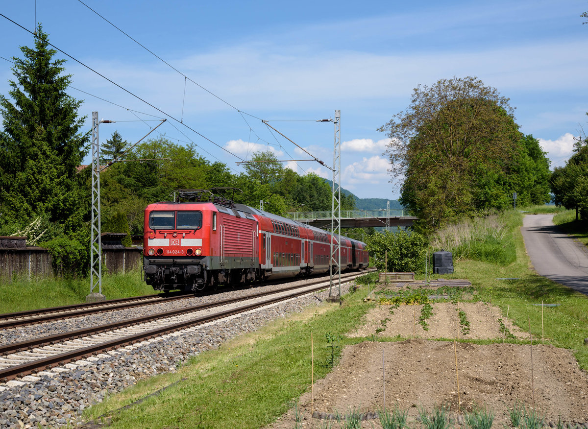 114 024 mit dem RE 22031 nach Tübingen bei ehem.Bahnposten 31 in Metzingen(Württ.) am 28.5.2017.