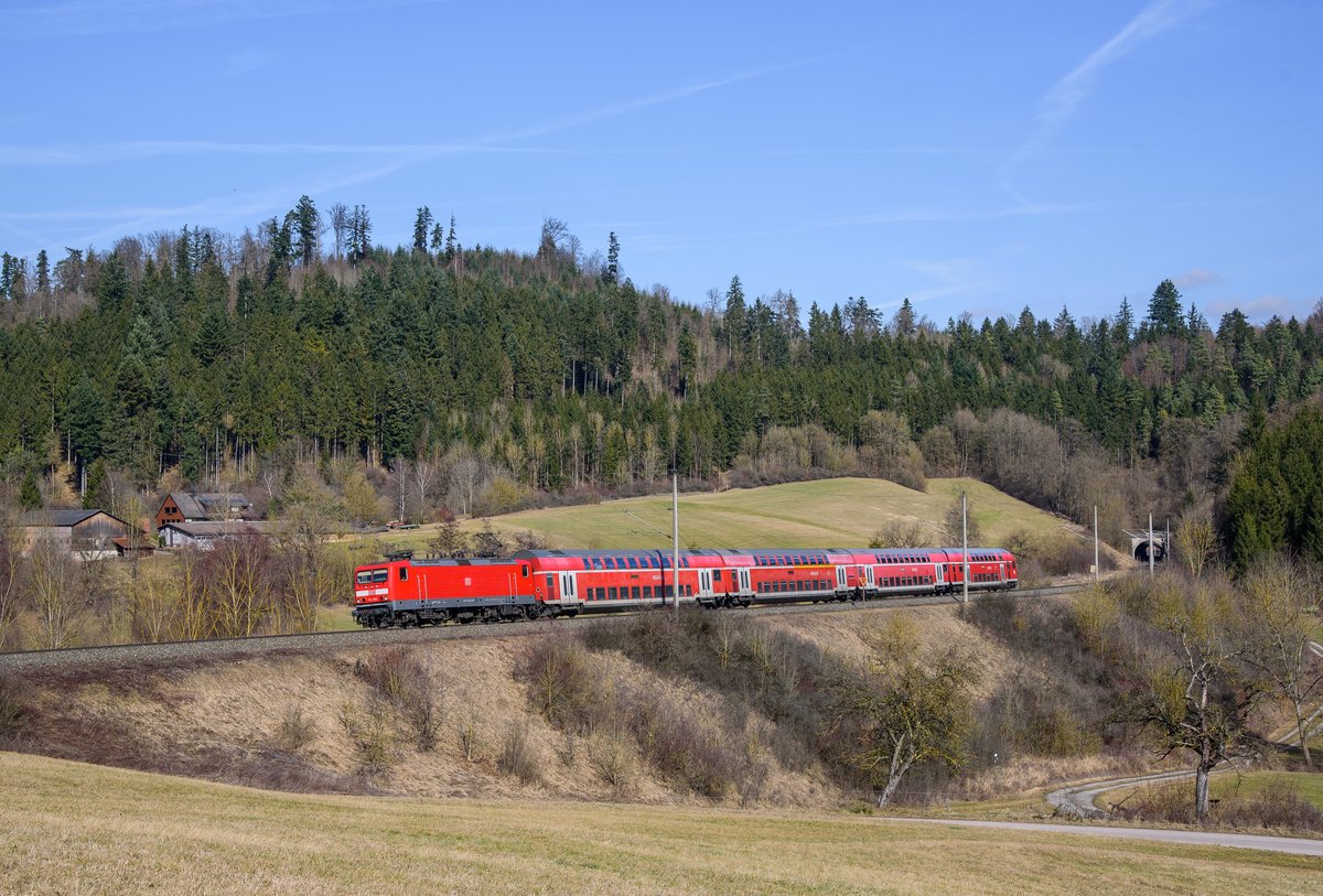 114 028 mit RE 19908 von Nürnberg nach Stuttgart.Aufgenommen bei Mittelrot an der Murrbahn am 25.2.2017.