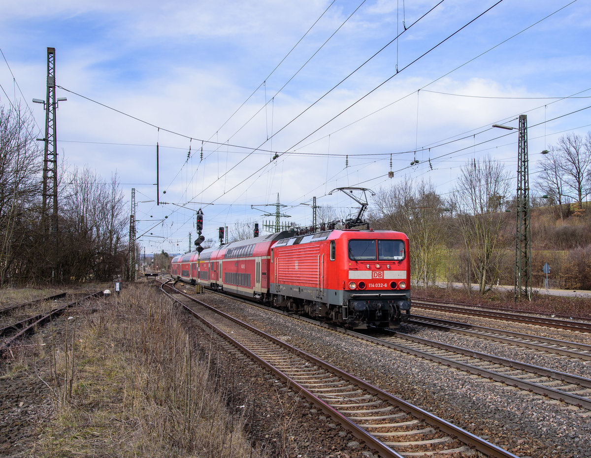114 032 mit IRE 4215 nach Lindau in Süßen am 4.3.2017.